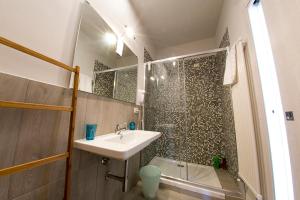 y baño con lavabo y ducha. en B&B Lamezia Terme, en Lamezia Terme