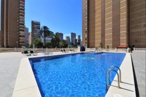 ein großer Pool in der Mitte eines Gebäudes in der Unterkunft Precioso apartamento a estrenar en primera línea de playa in Benidorm