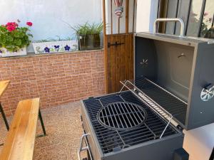 grill na patio ze stołem i kwiatami w obiekcie Alto de Torrecillas w mieście El Bosque