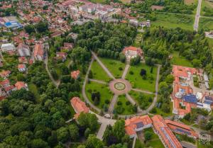 une vue aérienne sur un parc d'une ville dans l'établissement Apartman Adriana, à Banja Koviljača