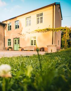 una casa con una puerta verde y un patio en BELAKAPA Authentic house with garden and free parking, en Ilirska Bistrica