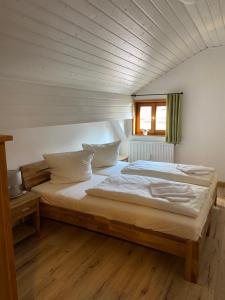 A bed or beds in a room at Der Limes Kipfenberg