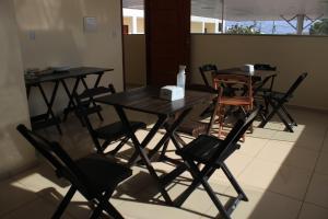 een groep tafels en stoelen in een kamer bij Pousada Carnaúbas in Sobral