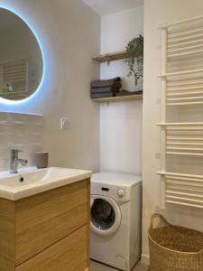 La salle de bains est pourvue d'un lave-linge et d'un lavabo. dans l'établissement Appartement CUBA NICE, à Saint-Laurent-du-Var