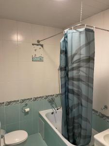 y baño con bañera, aseo y lavamanos. en Mini Chisinau Hotel, en Chişinău