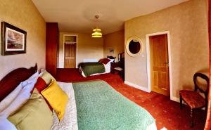 um quarto de hotel com uma cama e um quarto em Yellow Heights Country House em Tinahely