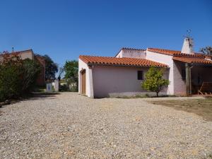una casa con un vialetto di ghiaia accanto a una chiesa di Villa catalane avec grand jardin, au calme, mer et montagne a Sorède