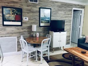 ein Esszimmer mit einem Tisch und einem TV in der Unterkunft Holiday Villas III #311 in Clearwater Beach