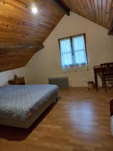 een slaapkamer met een bed, een tafel en 2 ramen bij Perrot Henry in Saint-Marcouf