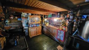 Sohvabaar või baar majutusasutuses Cabañas swissminiatur +64 fotot