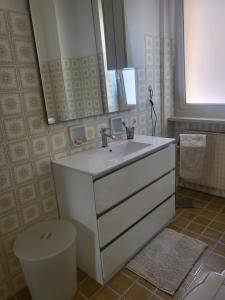 Un baño con un lavabo blanco y un inodoro. en alloggio a 200mt. dal mare, en Diano Marina 14 fotos más