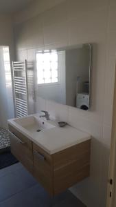 Φωτογραφία από το άλμπουμ του Appartement T3 lumineux et au calme. Wifi,Netflix et parking gratuit. σε Hendaye