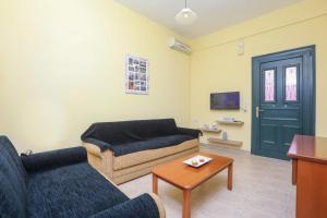 a living room with a couch and a table at Casa Del Paese in Avliótai