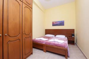 a bedroom with a bed with two towels on it at Casa Del Paese in Avliótai