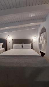 A bed or beds in a room at Pallas Seaside 2