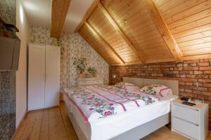 カルパチにあるApartamenty Pod Skoczniąの木製の天井が特徴のベッドルーム1室(ベッド1台付)
