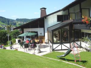 ein Haus mit einer Rutsche davor in der Unterkunft Gästehaus Riedl in Warmensteinach
