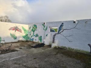ブッシュミルズにあるBallylough Houseの鳥絵の壁
