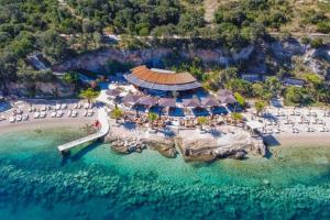 una vista aérea de un complejo en la playa en Apartment MARA MALA, en Dubrovnik