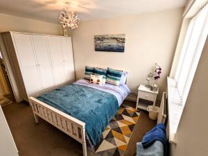 Habitación pequeña con cama y lámpara de araña. en 2 bedroom home in quiet location close to Chester en Hough Green
