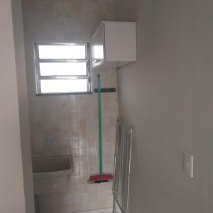 La salle de bains est pourvue d'un lavabo et d'une fenêtre. dans l'établissement Morada do Sol, à Ilha Comprida