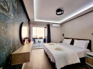 een hotelkamer met een bed en een spiegel bij Lovely new apartment near Tirana's artificial Lake in Tirana