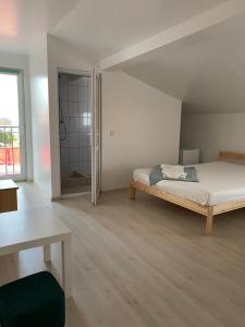 En eller flere senge i et værelse på Vila Sunrise