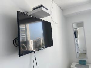 uma televisão de ecrã plano pendurada numa parede na casa de banho em FRAGATA STYLE 2 em Cartagena das Índias