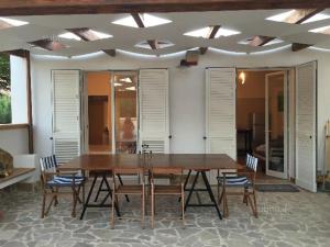 - une table et des chaises en bois dans le salon dans l'établissement CARPE DIEM Stagnone, à Marsala