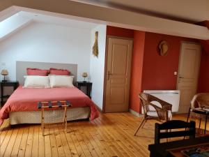 Postel nebo postele na pokoji v ubytování Domaine De La Cour Vautier