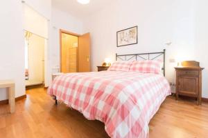 sypialnia z łóżkiem z czerwonym i białym kocem w obiekcie B&B la casa di Arturo w Turynie