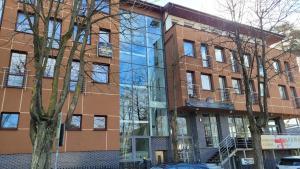 ein Apartmenthaus mit Spiegelung im Fenster in der Unterkunft White Beach 211 in Mielno