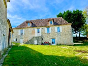 an old stone house with a large yard at La Vignerie in Boisse