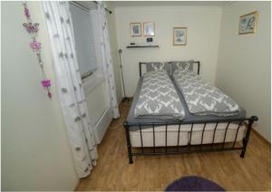 Un pat sau paturi într-o cameră la Apartment on Whaleisland