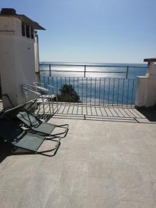 two chairs sitting on a patio near the ocean at Marina di Corniglia Big Flat in 5 TERRE in Vernazza