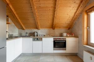 Kuchyňa alebo kuchynka v ubytovaní Apartamenty Pod Skocznią
