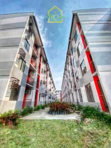 eine Reihe von Apartmenthäusern mit roten Akzenten in der Unterkunft Cozy Condo in Marilao Bulacan - TRP10 in Marilao