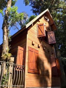 una casa con puertas y ventanas de madera. en Chalé Romântico - Gramado en Gramado