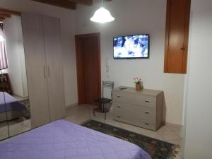 Televízia a/alebo spoločenská miestnosť v ubytovaní Casa dell'aquila Barocca