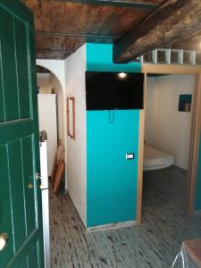 Pokój z niebieskimi drzwiami i łóżkiem piętrowym w obiekcie Appartamento Severino - Rariche House w mieście Camerota