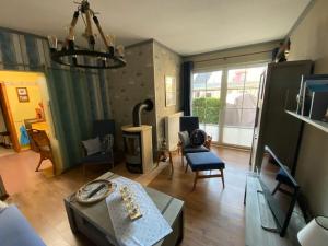 een woonkamer met een bank en een tafel bij Ferienwohnung Emily in Ahlbeck