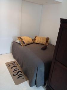 een slaapkamer met een bed met een welkomstgeschenk bij Top location apartment in Copacabana in Rio de Janeiro