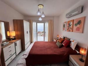een slaapkamer met een groot bed met uitzicht op de oceaan bij Entire Villa Lulu Kalkan - Private Pool, free Wi-Fi, Good Location, Breathtaking Sea Views in Kalkan +52 foto's