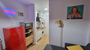 a small living room with a kitchen with a microwave at El Sueño de Sheyla Aguadulce in Aguadulce +23 photos