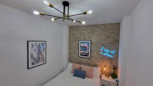 a room with a ceiling fan and a brick wall at El Sueño de Sheyla Aguadulce in Aguadulce