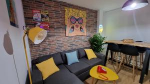 a living room with a couch and a brick wall at El Sueño de Sheyla Aguadulce in Aguadulce
