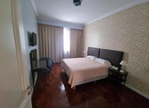 une chambre d'hôtel avec un lit et une fenêtre dans l'établissement HOTEL REGIS, à Buenos Aires