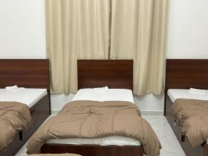 1 dormitorio con 2 camas y ventana en Short Tourist Place en Dubái