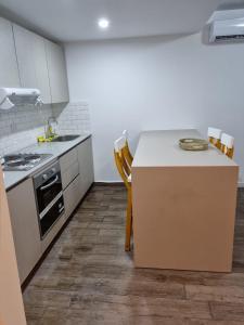 Una cocina o kitchenette en Departamento céntrico en Tigre II