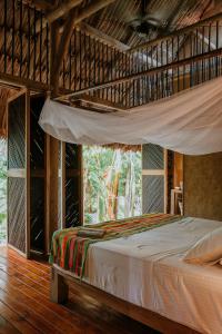 um quarto com uma cama num quarto com uma janela em Dos Aguas Lodge em Rincón